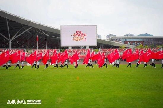 故事开场不久，扮装舞会上，猫女戴着面具挽着布鲁斯韦恩舞蹈，并微笑着说道：你觉得这（和平）可以久长一场风暴行将到临，韦恩师长教师。